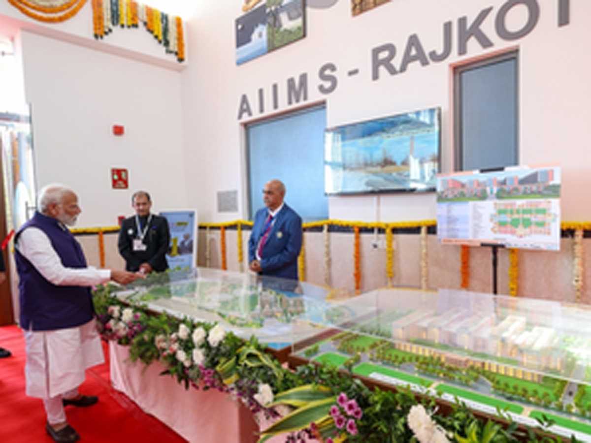 एम्स देकर राजकोट की जनता का 22 साल पुराना कर्ज उतार रहा हूं : नरेंद्र मोदी एम्स देकर राजकोट की जनता का 22 साल पुराना कर्ज उतार रहा हूं : नरेंद्र मोदी